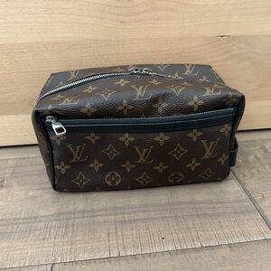 Louis Vuitton Macassar true toilette/Dopp kit